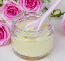 Wosk w damskiej kosmetyczce — na jakie produkty warto zwrócić uwagę?