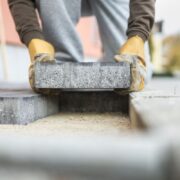 Jak układać kostkę brukową?