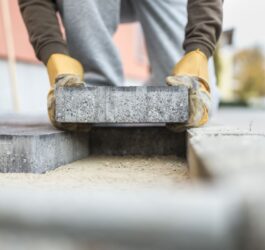 Jak układać kostkę brukową?