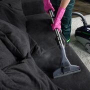 Jak wyczyścić kanapę we właściwy sposób